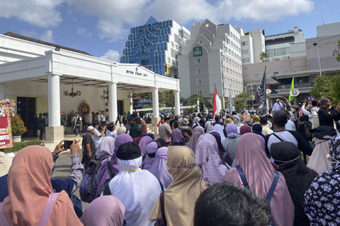 Massa yang tergabung dalam Forum Ukhuwah Islamiyah (FUI) DIY menggelar aksi long march serta datangi kantor Gubernur dan DPRD untuk serukan penolakan terhadap miras. Foto: Dok. Pandangan Jogja