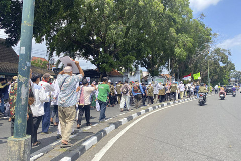 Massa yang tergabung dalam Forum Ukhuwah Islamiyah (FUI) DIY menggelar aksi long march serta datangi kantor Gubernur dan DPRD untuk serukan penolakan terhadap miras. Foto: Dok. Pandangan Jogja