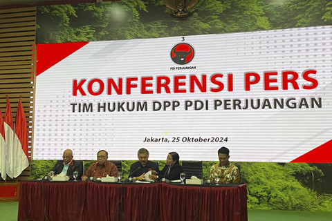 Konferensi Pers PDIP menanggapi putusan PTUN terhadap gugatan PDIP soal pencalonan Gibran Rakabuming Raka sebagai cawapres Pemilu 2024 oleh ketua tim hukum PDIP Gayus Lumbuun di DPP PDIP, Jakpus pada Jumat (25/10/2024).  Foto: Abid Raihan/kumparan