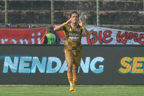 Pesepak bola Dewa United Egy Maulana Vikri melakukan selebrasi usai membobol gawang Semen Padang FC pada lanjutan pertandingan BRI Liga 1 di Stadion GOR H Agus Salim Padang, Jumat (25/10/2024).  Foto: Iggoy el Fitra/ANTARA FOTO 