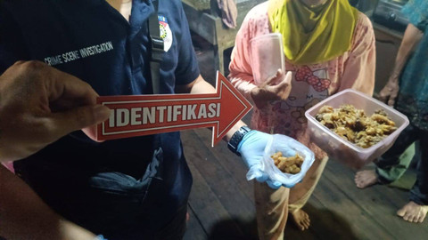 Polisi mengidentifikasi makanan yang diduga menyebabkan warga keracunan. Foto: Dok. Polres Sambas