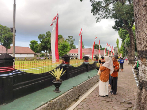 Warga menonton kegiatan para menteri di Akmil dari pinggir Jalan Jenderal Gatot Soebroto, Magelang, Jumat (25/10). Foto: Arfiansyah Panji Purnandaru/kumparan