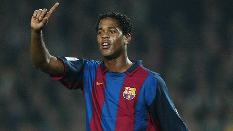 Pemain FC Barcelona asal Belanda, Patrick Kluivert, memprotes wasit saat kontra Real Madrid di Stadion Camp Nou di Camp Nou pada 6 Desember 2003. Foto: LLUIS GENE / AFP