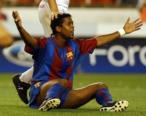 Pemain Barcelona asal Belanda, Patrick Kluivert, melakukan protes setelah tekel seorang pemain Sevilla pada 11 Mei 2003. Foto: CRISTINA QUICLER / AFP