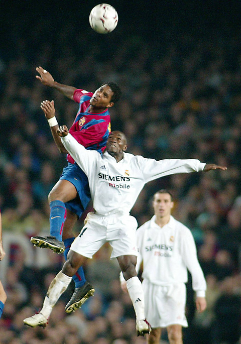 Pemain Barcelona, Patrick Kluivert (kiri), berebut bola dengan pemain Real Madrid, Claude Makelele, dalam pertandingan Liga Spanyol di Stadion Camp Nou pada 23 November 2002. Foto: Javier SORIANO / AFP
