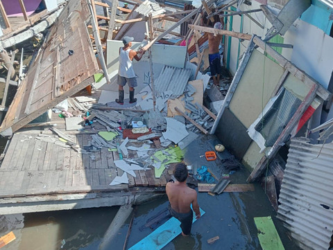 Dua rumah warga roboh akibat ombak besar yang disertai angin kencang di Jalan Julung Skip, Kecamatan Bumi Waras, Kota Bandar Lampung. | Foto: istimewa
