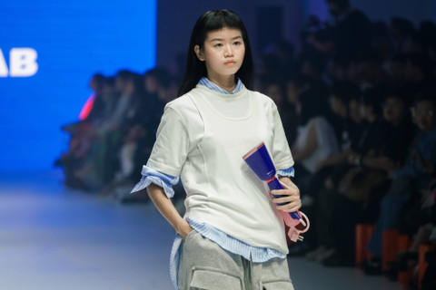 Peragaan model yang menampilkan produk terbaru, Philips Handheld Steamer 5000Series di Jakarta Fashion Week 2025 yang merupakan kolaborasi antara Philips dengandesainer-desainer ternama ANW, K.A.L.A Studio, Suedeson, dan Sonderlab. Foto: Philips