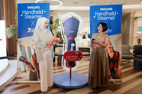 [Ki-Ka] Prima Nestiti Paramita, Marketing Manager, PT Versuni Homelife Indonesia danIka Nursantini Noor, Marketing Director, PT Versuni Homelife Indonesia saat peluncuran PhilipsHandheld Steamer 5000 Series yang diiperkenalkan di Jakarta Fashion Week 2025. Foto: Philips