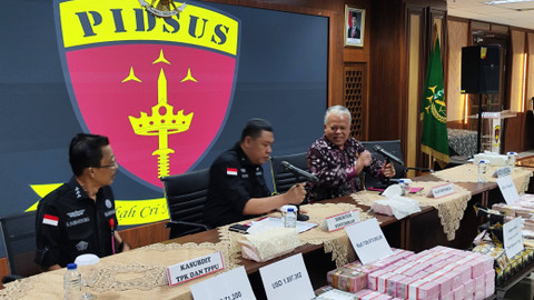 Jumpa pers kasus dugaan suap vonis bebas Ronald Tannur di Kejagung, Jumat (25/10).  Foto: Jonathan Devin/kumparan