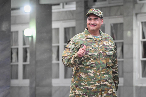 Menpora Ario Bimo Nandito Ariotedjo berjalan sebelum Parade Senja di Lapangan Pancasila, Akademi Militer, Magelang, Jawa Tengah, Jumat (25/10/2024). Foto: Muhammad Adimaja/ANTARA FOTO