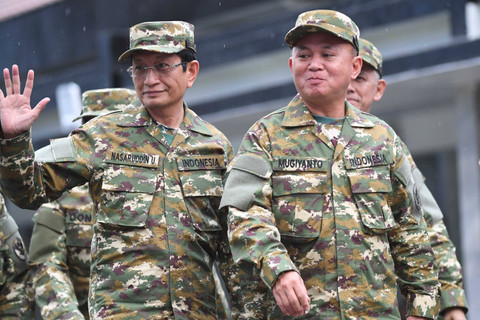 Menteri Agama Nasaruddin Umar (kiri) dan Wakil Menteri HAM Mugiyanto Sipin (kanan) berjalan sebelum Parade Senja di Lapangan Pancasila, Akademi Militer, Magelang, Jawa Tengah, Jumat (25/10/2024). Foto: Muhammad Adimaja/ANTARA FOTO
