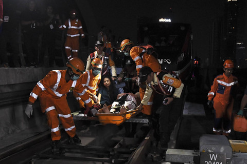 Sejumlah petugas gabungan dari DJKA, BPBD DKI Jakarta, Badan SAR Nasional melakukan evakuasi penumpang yang mengalami luka pada simulasi tanggap darurat di Stasiun LRT Jabodebek, Pancoran, Jakarta Selatan, Sabtu (26/10/2024) dini hari. Foto: Fakhri Hermansyah/ANTARA FOTO