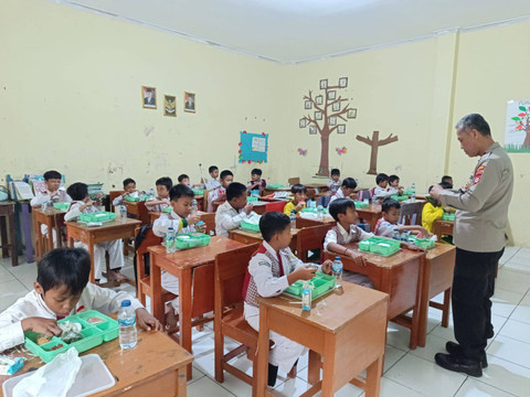 Program makan bergizi gratis, saat dijalankan di Bandung. Dok: Polrestabes Bandung