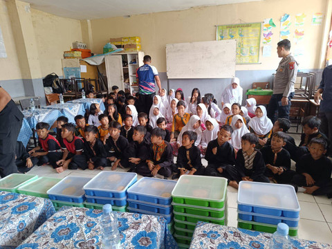 Program makan bergizi gratis, saat dijalankan di Bandung. Dok: Polrestabes Bandung