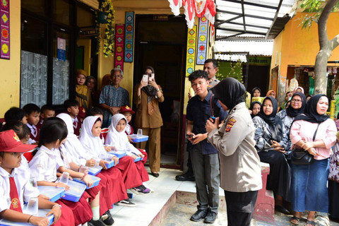 Program makan bergizi gratis, saat dijalankan di Bandung. Dok: Polrestabes Bandung