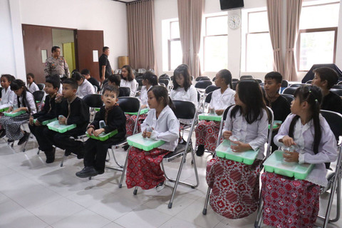 Program makan bergizi gratis, saat dijalankan di Bandung. Dok: Polrestabes Bandung
