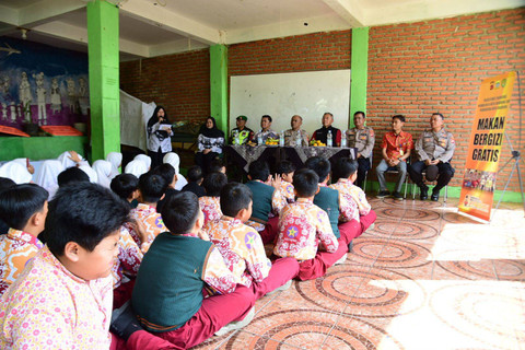 Program makan bergizi gratis, saat dijalankan di Bandung. Dok: Polrestabes Bandung