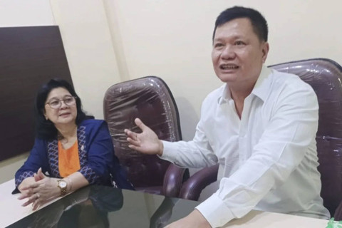 Edward Tannur didampingi Kuasa Hukum Lisa Rachmat—kini tersangka suap hakim, Selasa (10/10/2023). Foto: Hanif Nashrullah/Antara