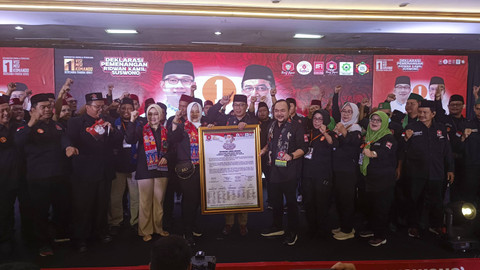 Calon Gubernur Jakarta Ridwan Kamil menerima deklarasi dukungan dari Ormas Bang Japar yang dipimpin oleh Anggota DPD RI Fahira Idris di Setiabudi, Jaksel, Sabtu (26/10/2024).  Foto: Thomas Bosco/kumparan