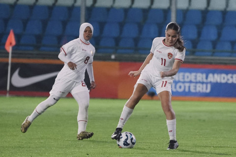 Aksi Timnas Wanita Indonesia saat berhadapan dengan Timnas Wanita Belanda di laga persahabatan di Stadion De Vijverberg, Doentinchem, Belanda, Sabtu (26/10) dini hari WIB. Foto: Dok. PSSI
