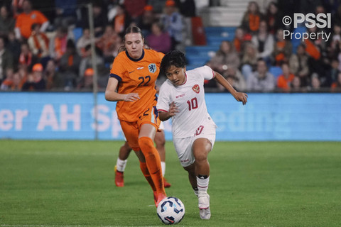 Aksi Timnas Wanita Indonesia saat berhadapan dengan Timnas Wanita Belanda di laga persahabatan di Stadion De Vijverberg, Doentinchem, Belanda, Sabtu (26/10) dini hari WIB. Foto: Dok. PSSI