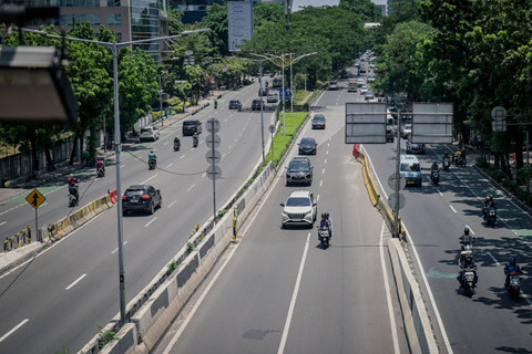 Sejumlah Pengendara sepeda motor melintas  melintas di Jalan Layang Non Tol (JLNT) Casablanca, Jakarta, Sabtu (26/10/2024). Foto: Jamal Ramadhan/kumparan