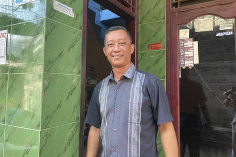 Ketua RT 07 RW 10 Jatipadang, Denny Martono (48 tahun) menjawab pertanyaan wartawan di depan rumahnya, Jakarta Selatan, Sabtu (26/10/2024). Foto: Alya Zahra/kumparan 