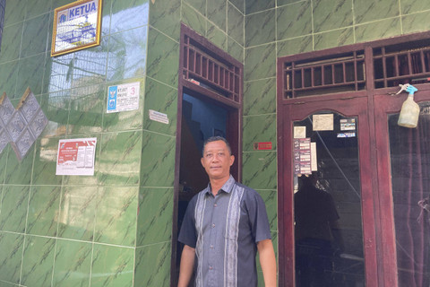 Ketua RT 07 RW 10 Jatipadang, Denny Martono (48 tahun) menjawab pertanyaan wartawan di depan rumahnya, Jakarta Selatan, Sabtu (26/10/2024). Foto: Alya Zahra/kumparan 