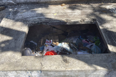 Salah satu tempat sampah di depan Gang Kemanggisan, Jati Padang, Jakarta Selatan, Sabtu (26/10/2024).  Foto: Alya Zahra/kumparan 
