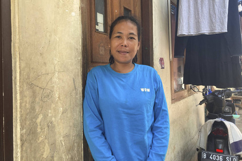 Salah satu warga Gang Kemanggisan yang berprofesi sebagai ojek online, Heni (39 tahun), di Jakarta Selatan, Sabtu (26/10/2024).  Foto: Alya Zahra/kumparan 