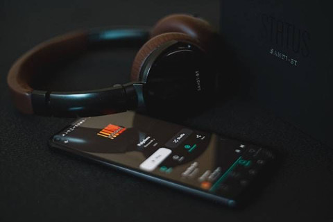 Ilustrasi makna lagu Only Ones Who Know-Arctic Monkeys. Foto: Unsplash/Viktor Forgacs