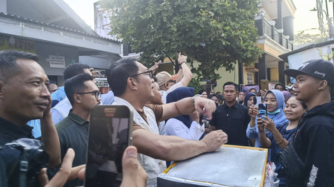 Calon Gubernur Jakarta nomor urut satu Ridwan Kamil blusukan di kawasan Pulogebang, Jakarta Timur, Sabtu (26/10/2024). Foto: Thomas Bosco/kumparan