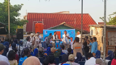 Ridwan Kamil tandatangani pakta integritas untuk membangun RSUD Cakung bila dirinya menang Pilgub Jakarta 2024, Pulogebang, Jaktim, Sabtu (26/10). Foto: Thomas Bosco/kumparan