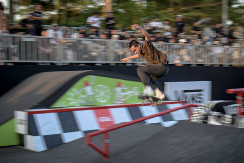 Sejumlah penggemar skateboard dari berbagai komunitas menunjukkan trik dalam acara bertajuk 'Bukan Main' di Senayan Park, Jakarta, Sabtu (26/10/2024).  Foto: Jamal Ramadhan/kumparan