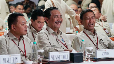 Ketua Dewan Ekonomi Nasional Luhut Binsar Pandjaitan (tengah) menjadi pengisi materi di retreat Kabinet Merah Putih, Akademi Militer (Akmil) Magelang, Jawa Tengah, Sabtu (26/10). Foto: Instagram/ @luhut.pandjaitan