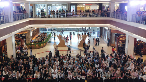 Atusias pengunjung yang hadir dalam event Semarak UMKM Sriwijaya Sumsel 2024 yang berlangsung di Atrium Mal Palembang Indah, Sabtu (26/10) Foto: rey/nyms/abp/urban id