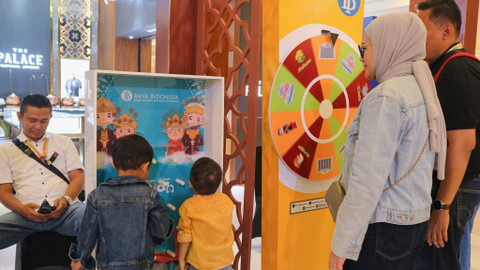 Pengunjung yang memanfaatkan fasilitas permainan anak di event Semarak UMKM Sriwijaya Sumsel 2014, Sabtu (26/10) Foto: rey/nyms/abp/urban id