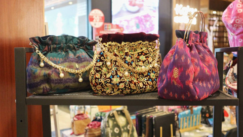 Produk tas salah satu tenant yang dipamerkan dalam event Semarak UMKM Sriwijaya Sumsel 2024 di Mal Palembang Indah, Sabtu (26/10) Fofo: rey/nyms/abp/urban id