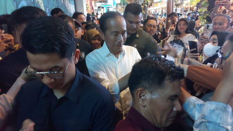 Jokowi malam mingguan di Kawasan Koridor Gatot Subroto, Solo, Sabtu (26/10) malam. Foto: Dok. kumparan