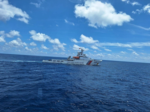 Kapal China Coast Guard (CCG-5042) di Laut Natuna Utara, Jumat (25/10) Foto: Dok. Bakamla