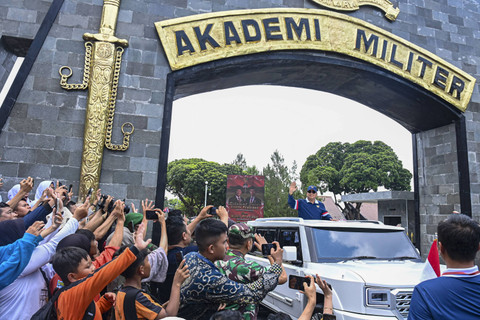 Presiden Prabowo Subianto menyapa warga saat meninggalkan Akademi Militer usai memimpin kegiatan pembekalan, rapat kerja dan retreat Kabinet Merah Putih 2024-2029 di Akademi Militer Magelang, Jawa Tengah, Minggu (27/10/2024). Foto: Muhammad Adimaja/ANTARA FOTO