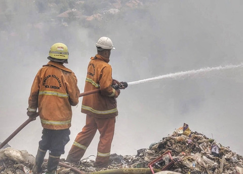 Kebakaran di Tempat Pembuangan Akhir (TPA) Kopi Luhur di Kecamatan Harjamukti, Kota Cirebon, Jawa Barat, pada Minggu (27/10/2024). Foto: kumparan