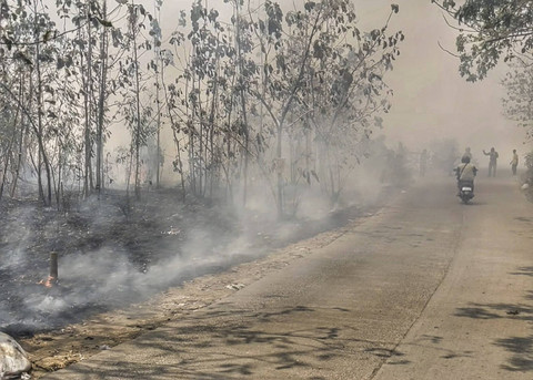 Kebakaran di Tempat Pembuangan Akhir (TPA) Kopi Luhur di Kecamatan Harjamukti, Kota Cirebon, Jawa Barat, pada Minggu (27/10/2024). Foto: kumparan