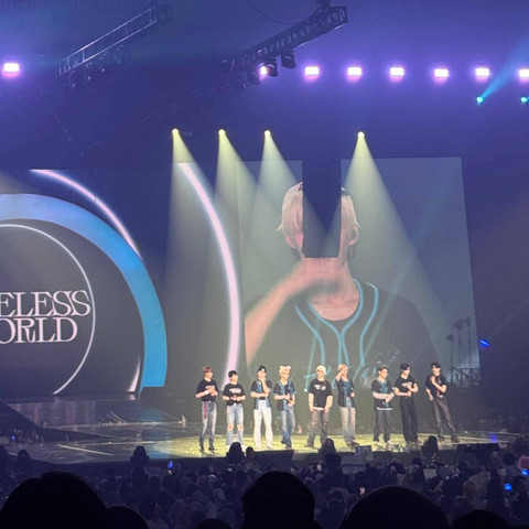 Penampilan grup Zerobaseone (ZB1) saat konser 2024 First Tour [TIMELESS WORLD] In Jakarta di ICE BSD, Tangerang, Sabtu (26/10). Dok: kumparan