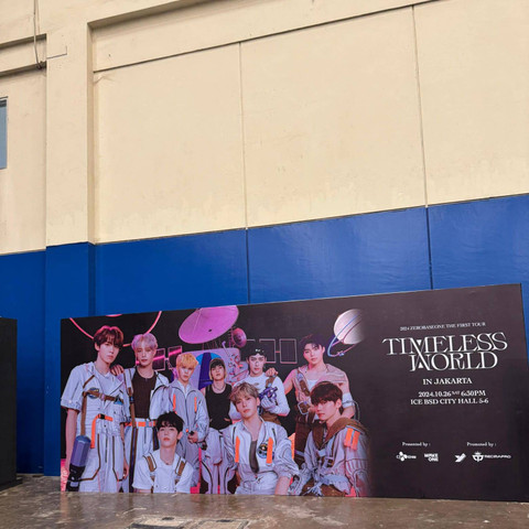 Penampilan grup Zerobaseone (ZB1) saat konser 2024 First Tour [TIMELESS WORLD] In Jakarta di ICE BSD, Tangerang, Sabtu (26/10). Dok: kumparan