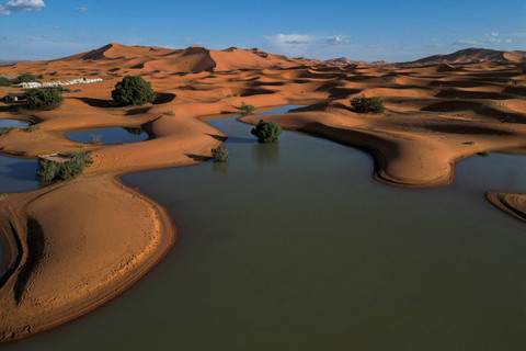 Foto udara menunjukkan bukit pasir yang sebagian tertutup oleh banjir di Merzouga, Maroko, pada 24 Oktober 2024. Foto: Stelios Misinas/REUTERS