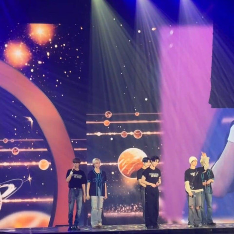 Penampilan boy grup Zerobaseone saat konser 2024 First Tour [TIMELESS WORLD] In Jakarta" di ICE BSD, Tangerang, Sabtu (26/10). dok: kumparan