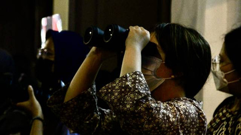 Pengamat sedang melakukan pengamatan menggunakan binokuler atau teropong. Foto: Danang Bakti K/Pandangan Jogja