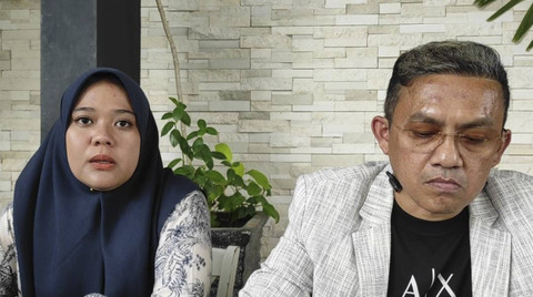 Keluarga Ade Nurul Fadilah dan kuasa hukumnya, Thomy Faisal, (jas abu). Foto: Tri Vosa Fabiola Ginting/kumparan