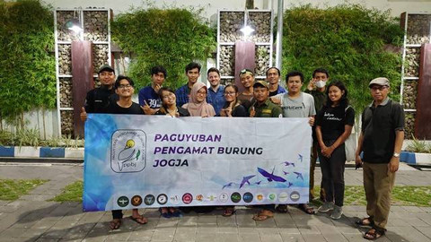 Pramana Yuda (paling kanan) foto bersama para pengamat burung dari PPBJ. Foto: Widi RH Pradana/Pandangan Jogja